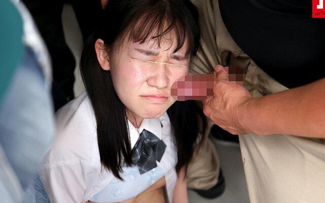 大混雑電車で小柄可愛い少女に痴漢集団…ねっとり感じさせ連射ザーメンマーキング！