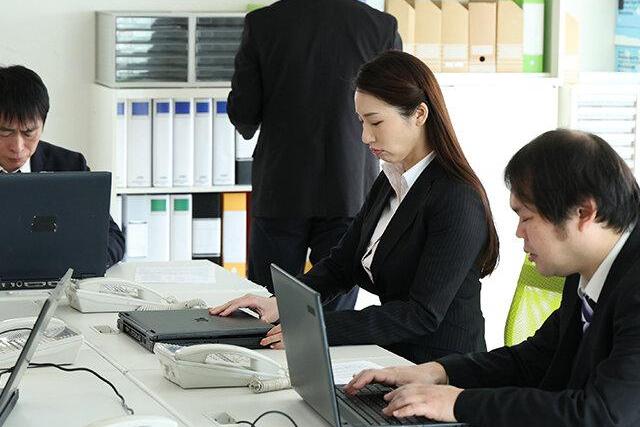 平穏夫婦を崩す夫上司の条件…妻を秘書に働かせ名誉挽回理不尽に付け込まれ禁断♡